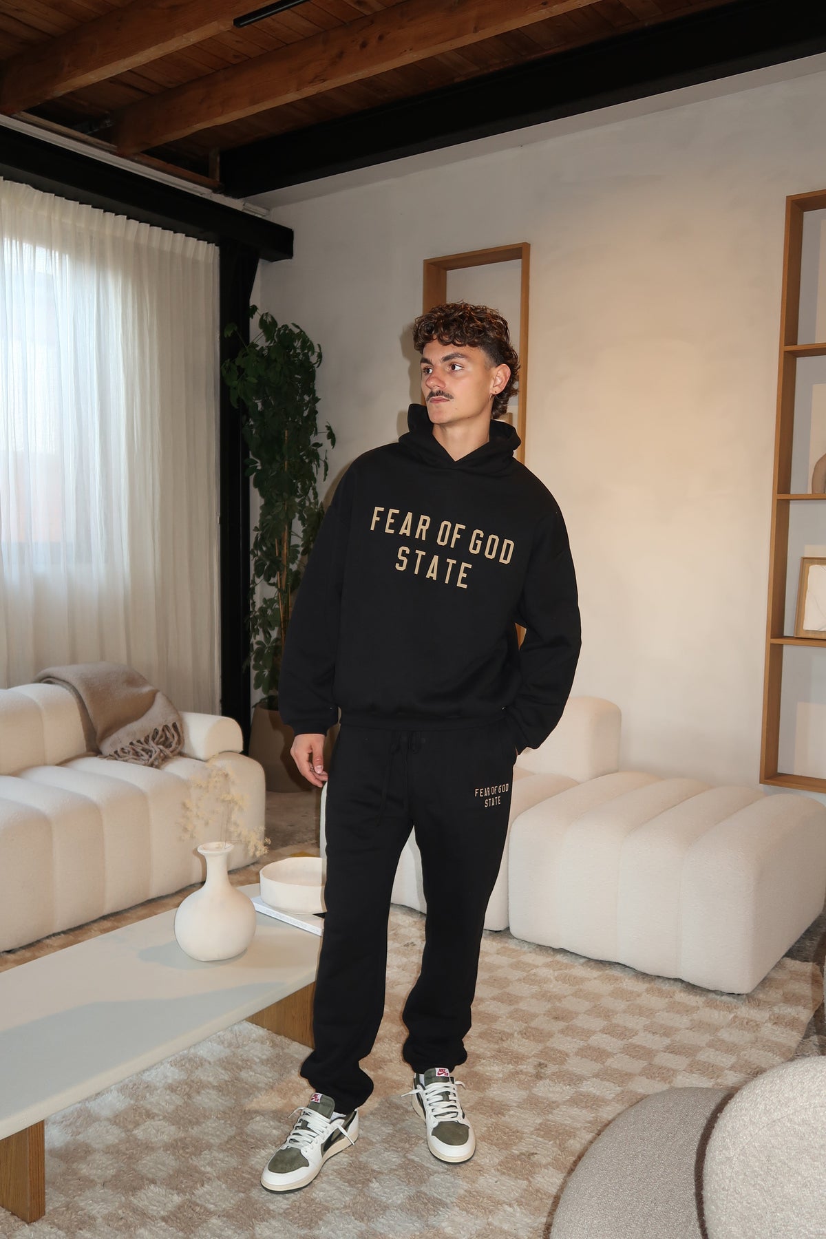 Conjunto Fear of God Essentials FW24 Black Yellow State Streetwear