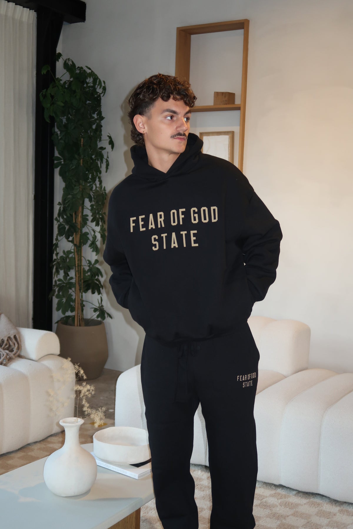Conjunto Fear of God Essentials FW24 Black Yellow State Streetwear