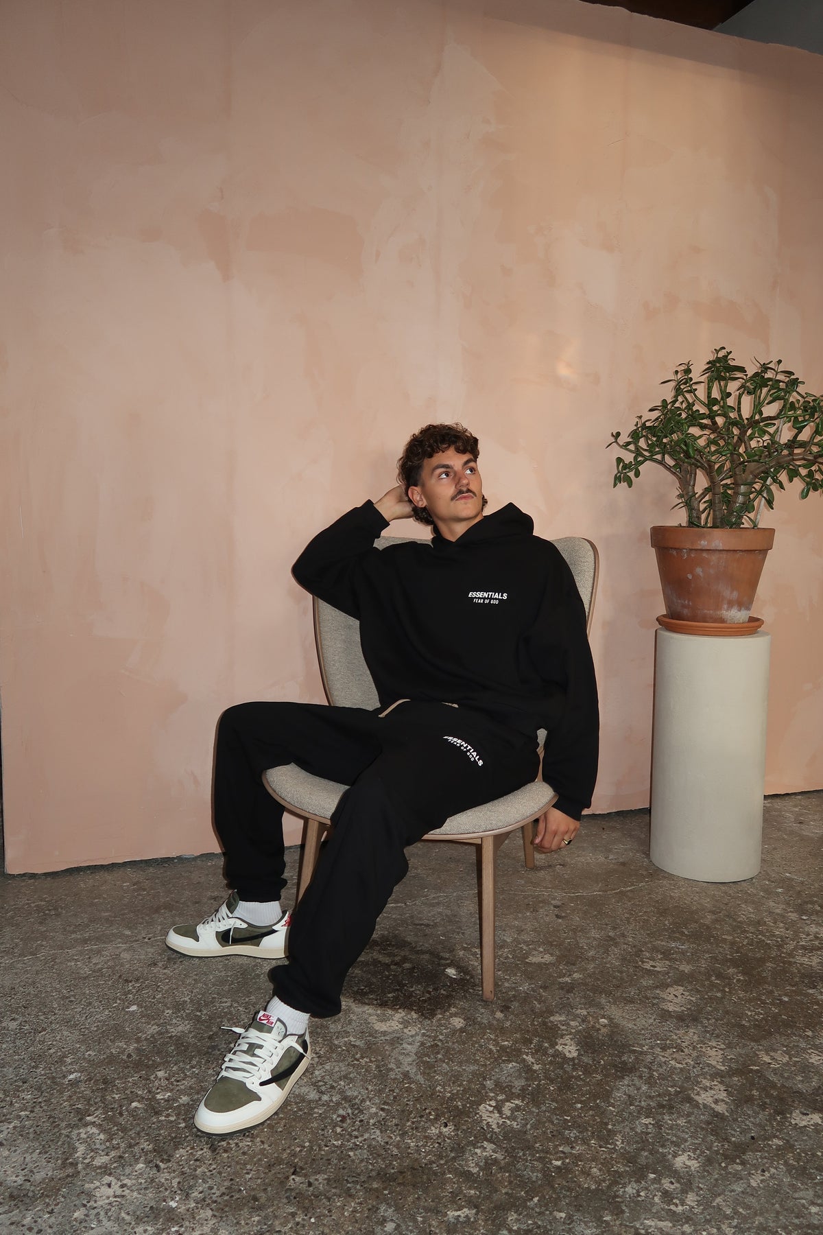Conjunto Fear of God Essentials FW24 Black White Streetwear