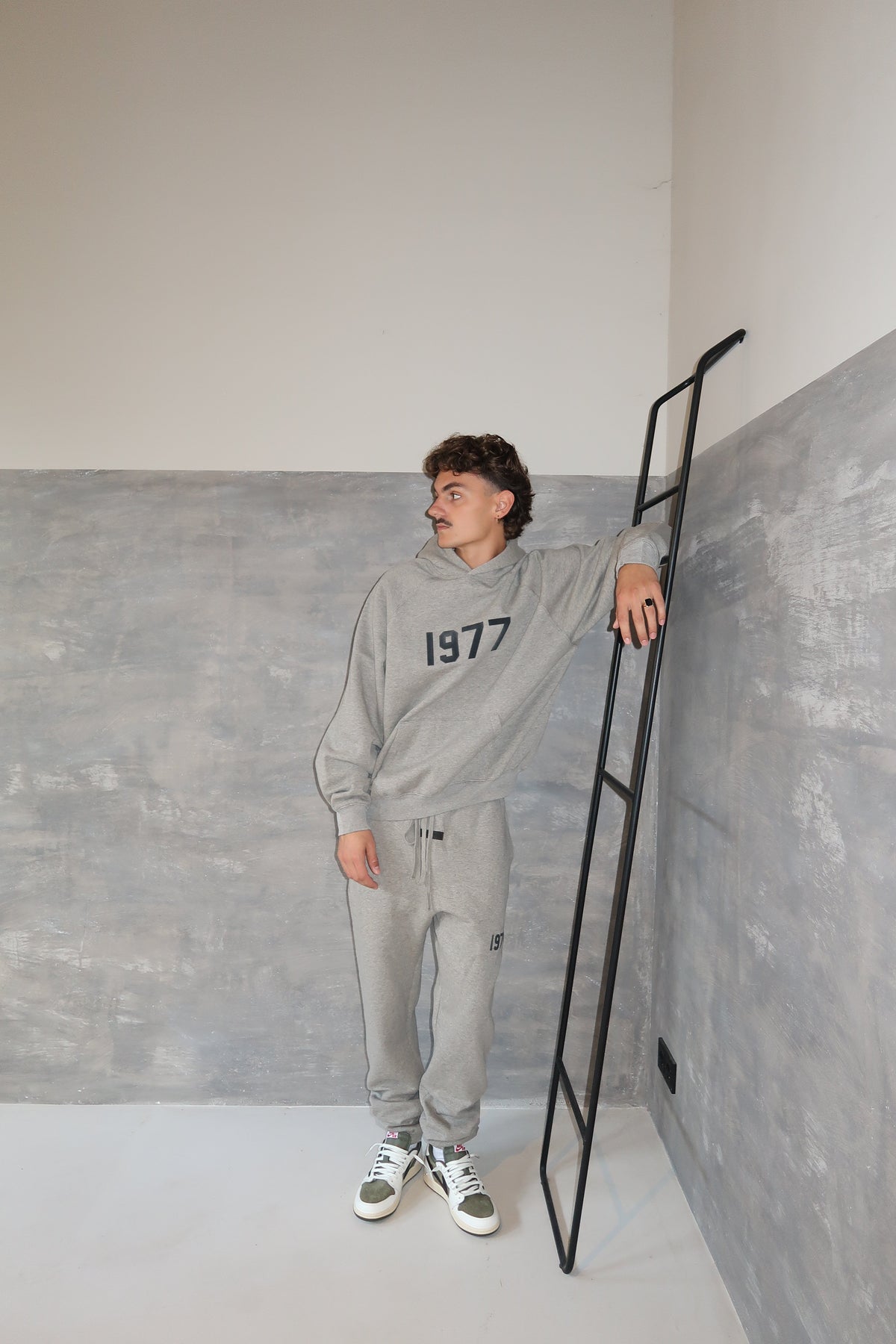 Conjunto Fear of God Essentials 1977 Dark Oatmeal Streetwear