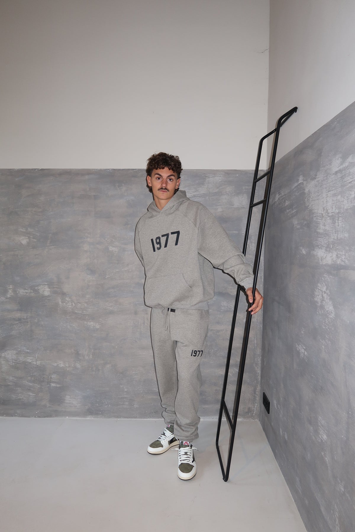 Conjunto Fear of God Essentials 1977 Dark Oatmeal Streetwear