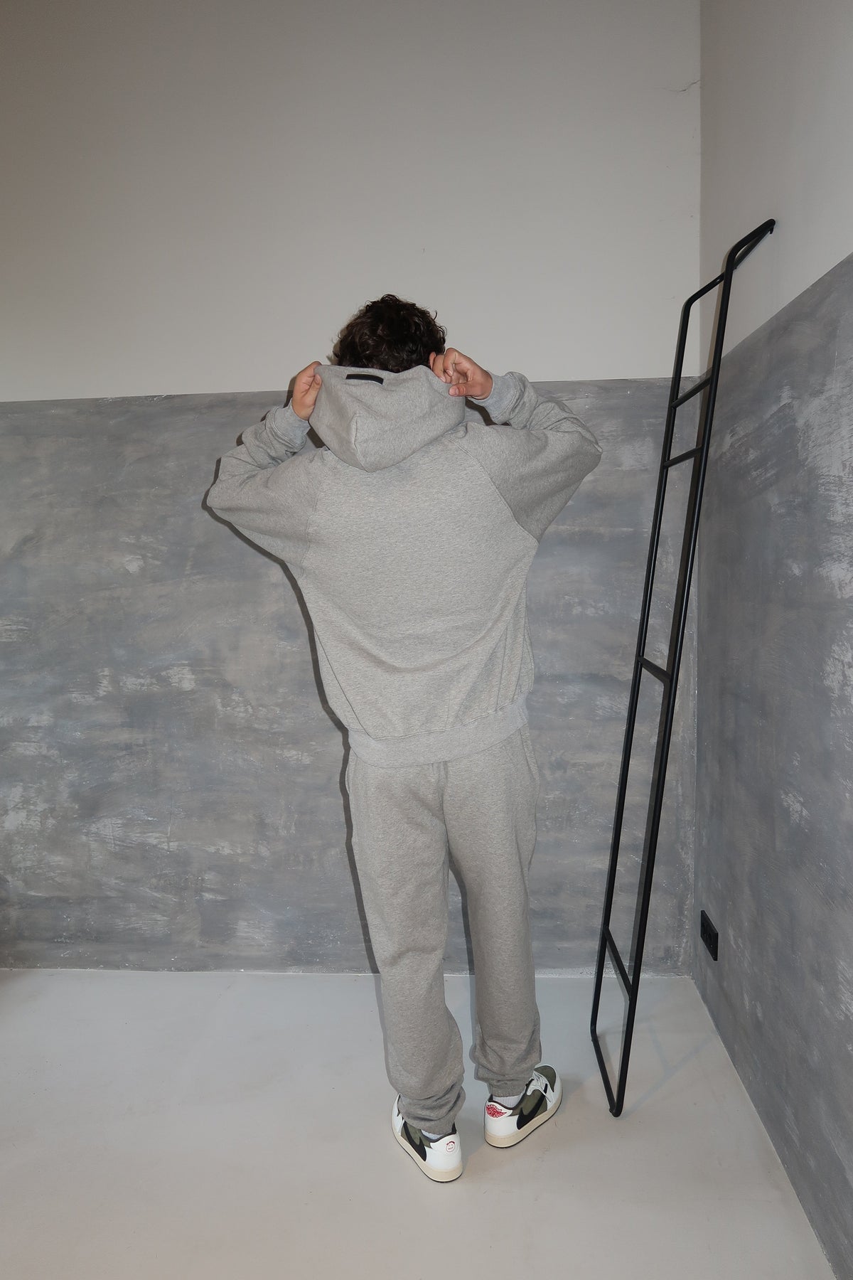 Conjunto Fear of God Essentials 1977 Dark Oatmeal Streetwear